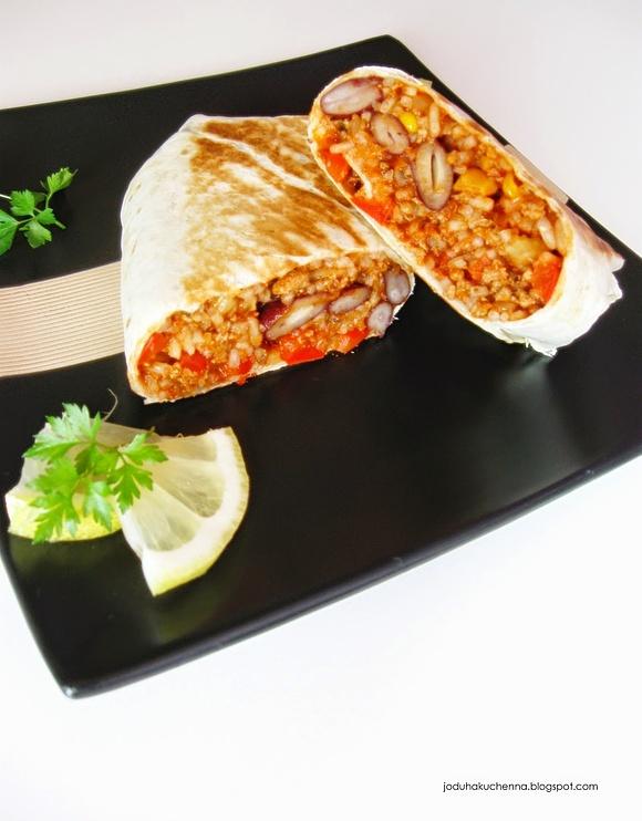 Burrito z farszem mięsno-warzywnym i ryżem