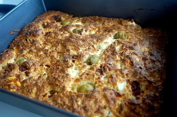 Chlebek z serem feta i oliwkami