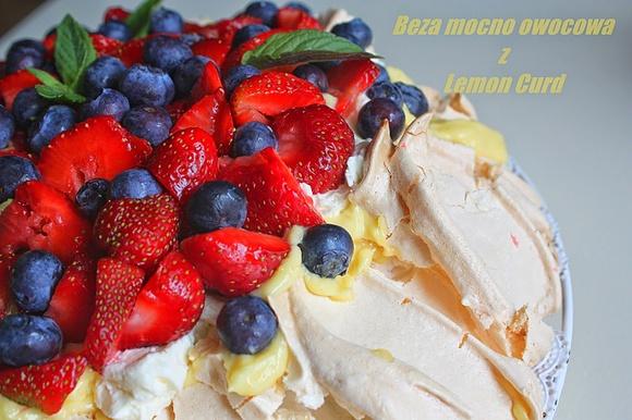 Puszysta beza owocowa z lemon curd
