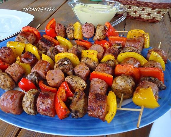 Szaszłyki z kiełbaską i pieczarkami - smaczne i szybkie w przygotowaniu