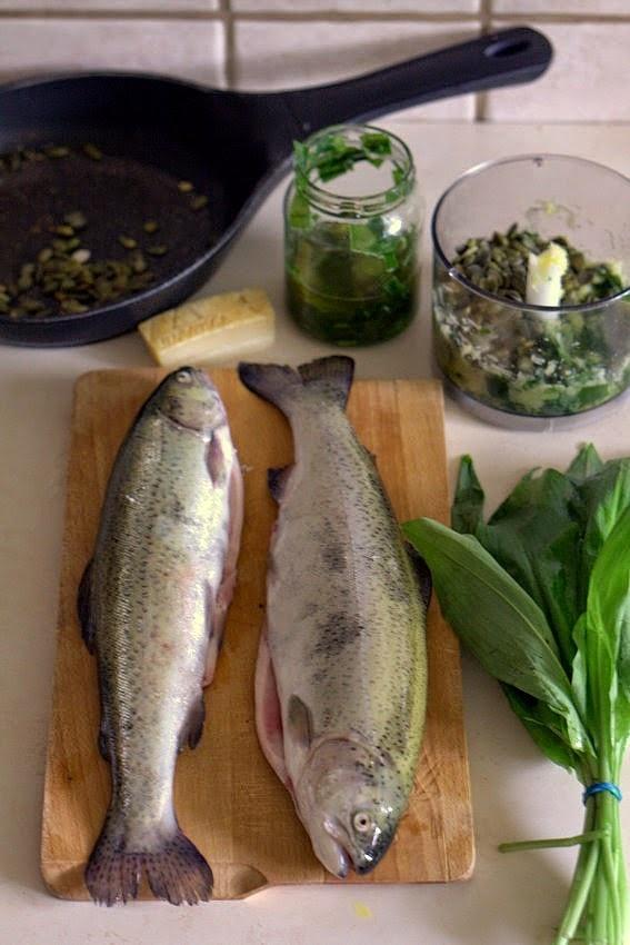 Pstrąg pieczony z pesto z czosnku niedźwiedziego