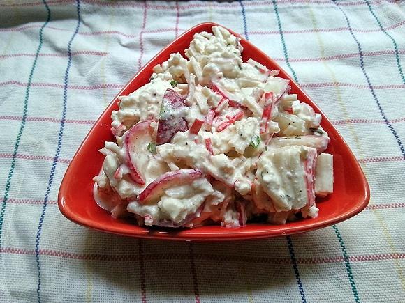 Sałatka z rzodkiewki i surimi na kanapkę