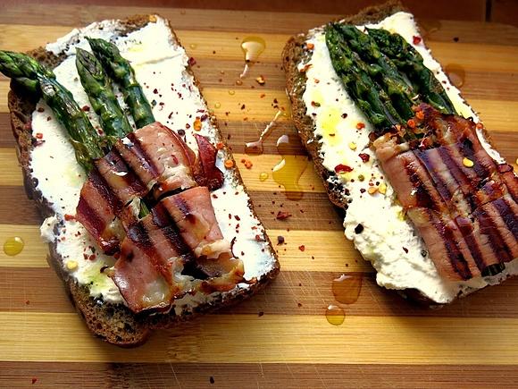 Kanapka z ricottą i grillowanymi szparagami oraz szynką westfalską