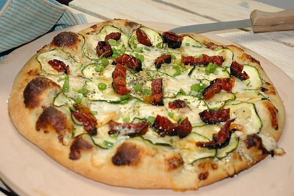 Pizza z cukinią i serami