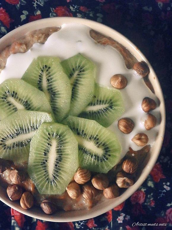 Korzenna owsianka marchewkowa z jogurtem, kiwi i orzechami laskowymi