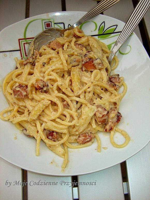 Spaghetti z białymi szparagami i boczkiem w sosie beszamelowym