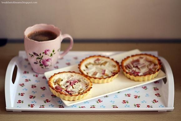 Tarta na śniadanie z rabarbarem i jogurtowym nadzieniem