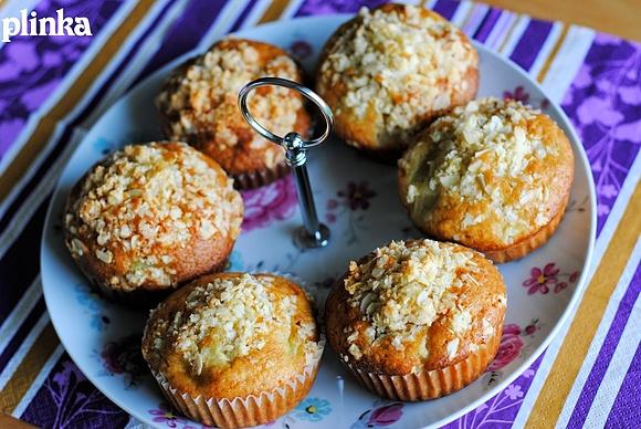 Muffinki z rabarbarem i kruszonką migdałową
