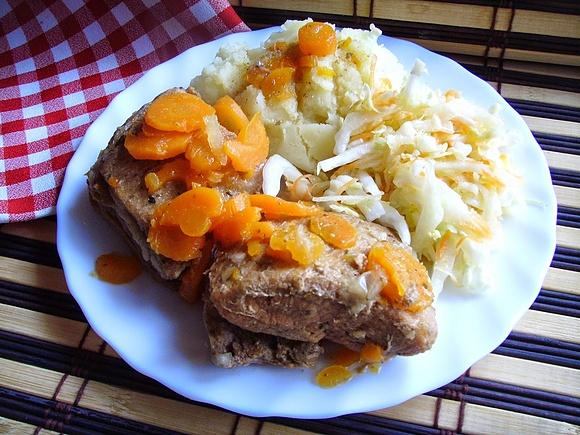 Żeberka wieprzowe duszone z marchewką i cebulką