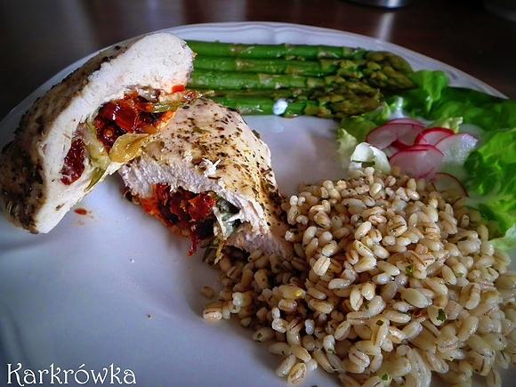 Zdrowe piersi z kurczaka nadziewane suszonymi pomidorami mozzarella i rozmarynem