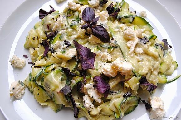 Tagliatelle z cukinii z serem rokpol i czosnkiem