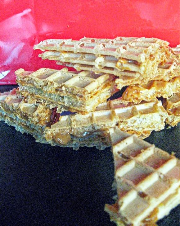 Andruty - kruche wafle przekładane masą karmelową lub czekoladową