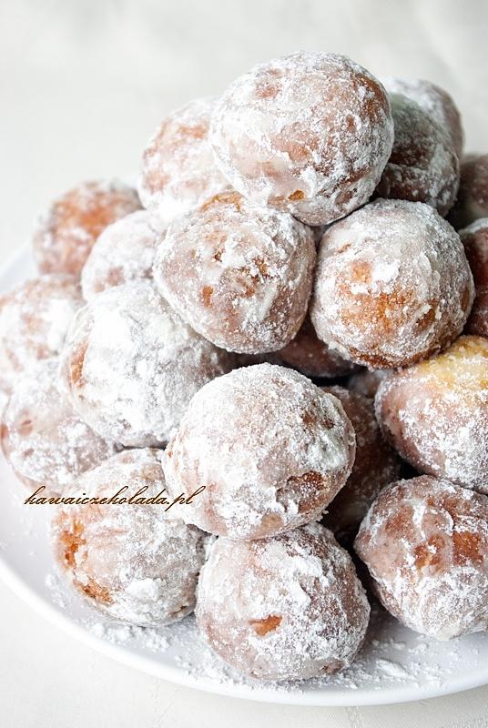 Mini pączki w cukrze pudrze