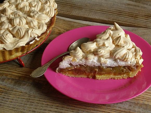 Tarta z rabarbarem i bezą na creme patissiere