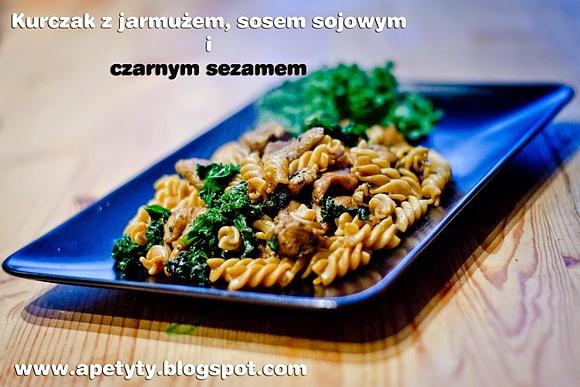 Kurczak z jarmużem, sosem sojowym i czarnym sezamem