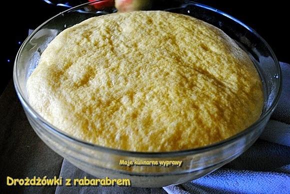 Drożdżówki z rabarbarem
