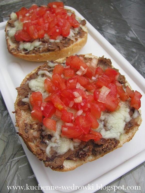 Molletes meksykańskie grzanki z fasolą i serem