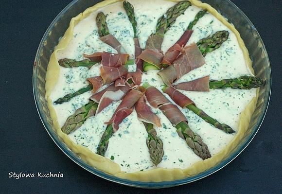 Tarta ze szparagami w szynce