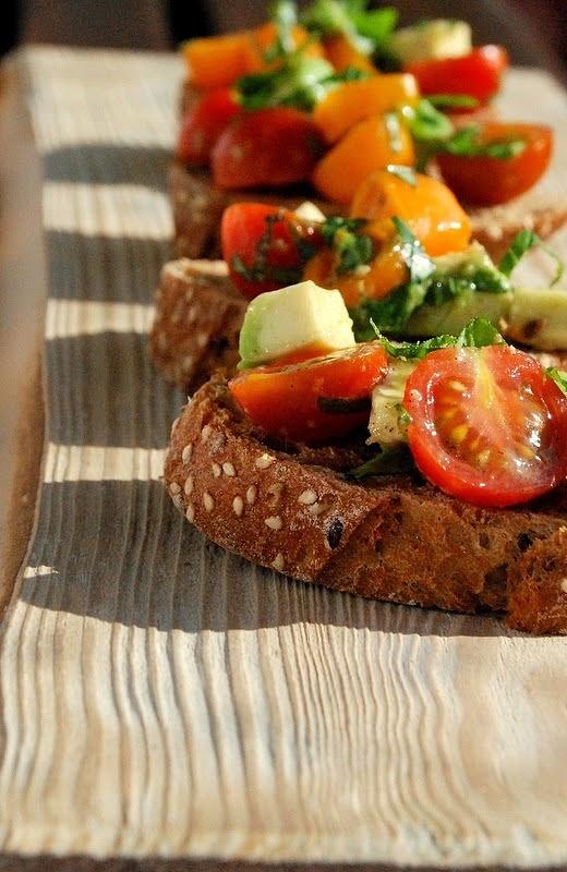 Bruschetta z pomidorkami, awokado i sosem balsamicznym