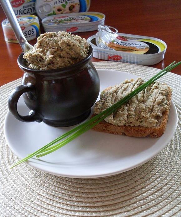 Pasta śniadaniowa z wędzonych filetów śledziowych