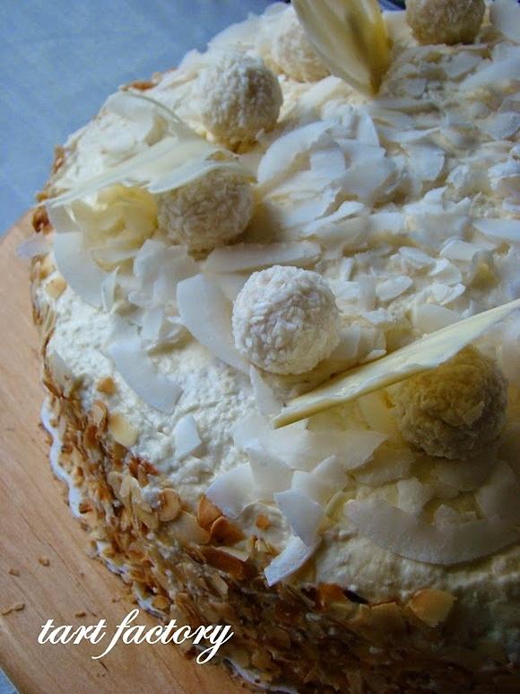 Tort Rafaello - przepis na delikatny kokosowy wypiek z migdałami