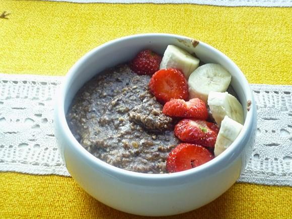Gotowany wegański jogurt z orzechami i karobem