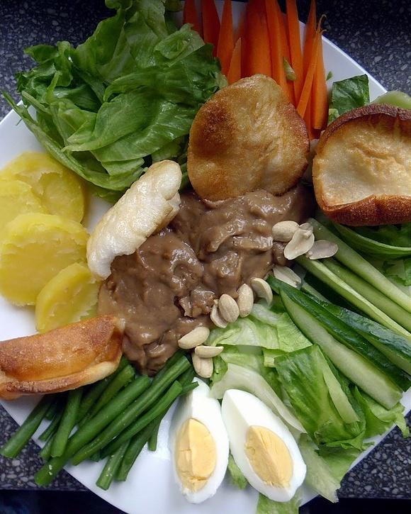 Indonezyjska sałatka Gado-Gado