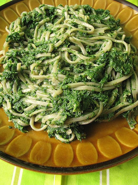 Makaron soba z tuńczykiem i szpinakiem
