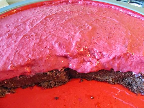 Jaglane brownie z kremem truskawkowym