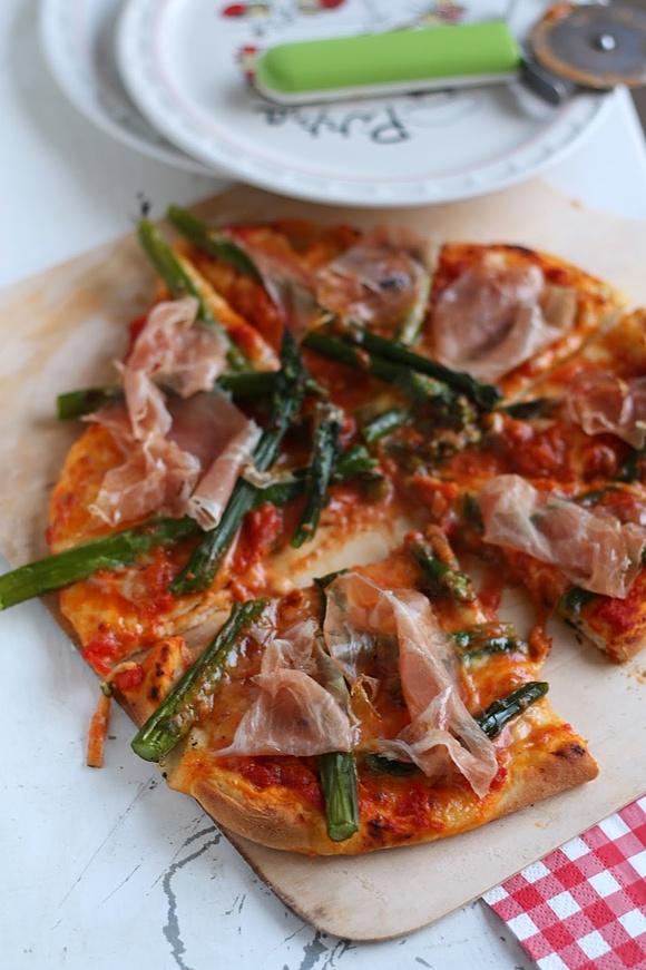 Pizza z zielonymi szparagami