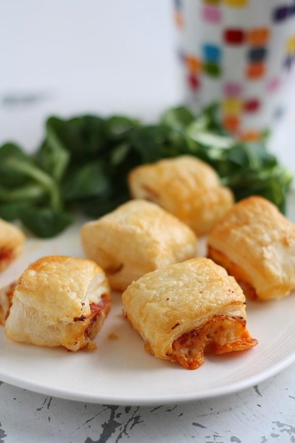 Pakieciki z ciasta francuskiego z ricottą i chorizo