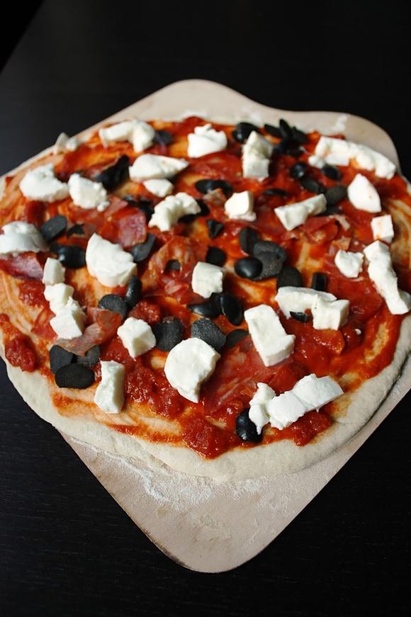 Prosta pizza z oliwkami i salami