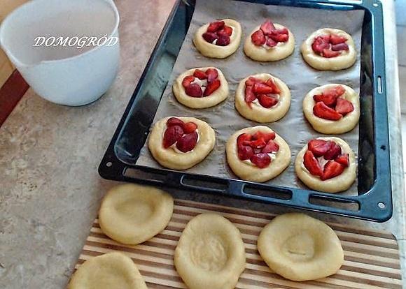 Ciasto drożdżowe na drożdżówki rogaliki i rolady