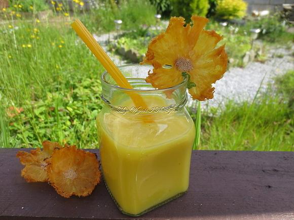 Smoothie z ananasa i mango z kwiatem z ananasa