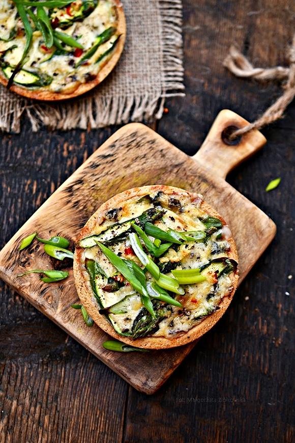 Mini quiche ze zielonymi szparagami przepisy kulinarne