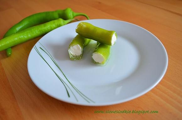 Papryka faszerowana serkiem w oleju