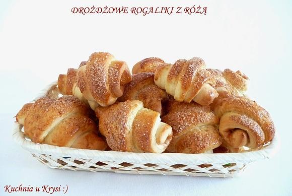 Drożdżowe rogaliki z różą