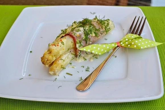 Szparagi zawijane w szynce i zapiekane pod beszamelowym sosem
