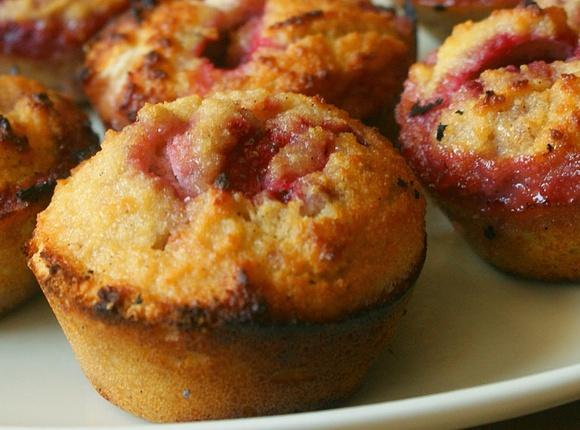 Muffinki kokosowe z truskawkami bez zbóż i cukru