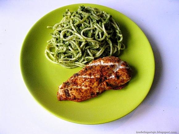 Pierś z kurczaka z makaronem i pesto z bazylii i rukoli