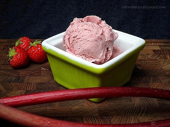 Lody truskawkowo-rabarbarowe na Dzień Dziecka