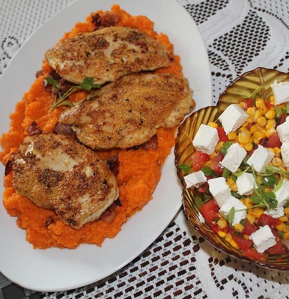 Pikantny kurczak po cajunsku z puree z batatów i salsą z kukurydzy