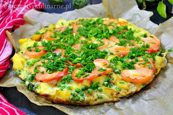 Hiszpańska tortilla z ziemniakami, cebulą, papryką i groszkiem