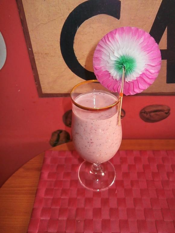 Koktajl z truskawek i banana z musli