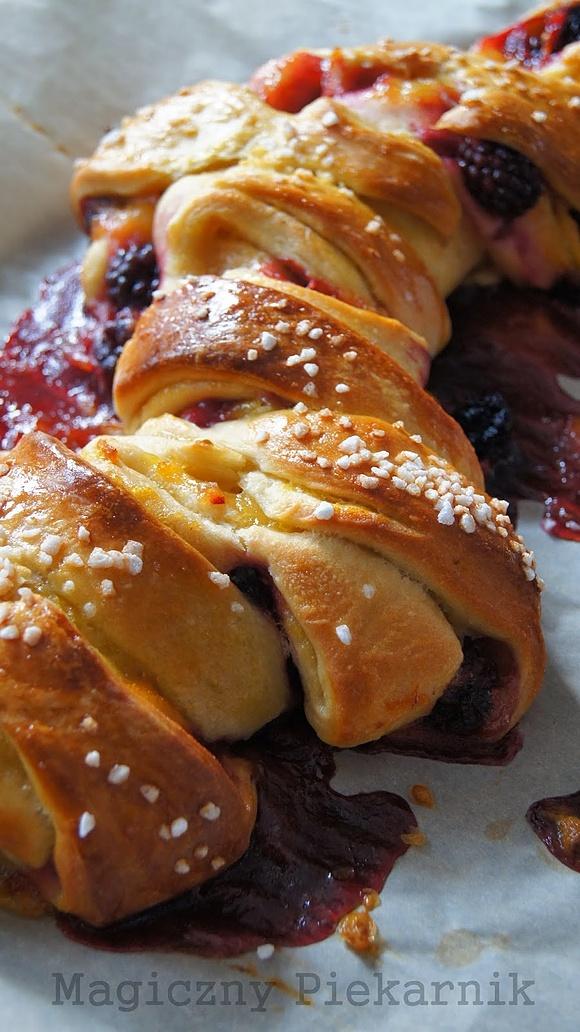 Drożdżowe z jeżynami i dżemem pomarańczowym