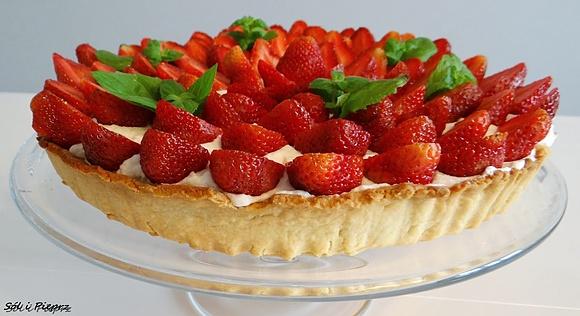 Tarta z truskawkami, bitą śmietaną i kremem orzechowym