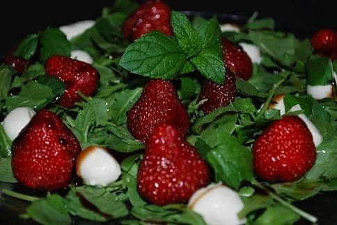 Rukola z truskawkami i mozzarellą