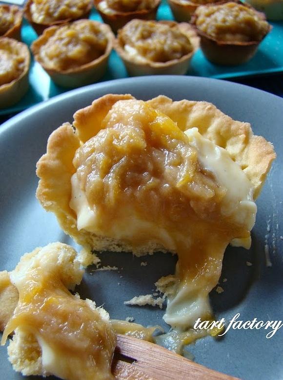 Tartletki z kremem waniliowym, rabarbarem, pomarańczą i karmelem