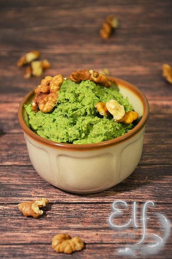 Pesto z liści rzodkiewki z orzechami włoskimi