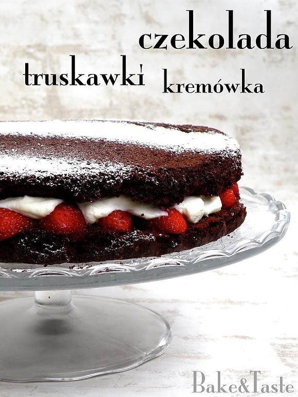 Ciasto czekoladowe z truskawkami i bitą śmietaną